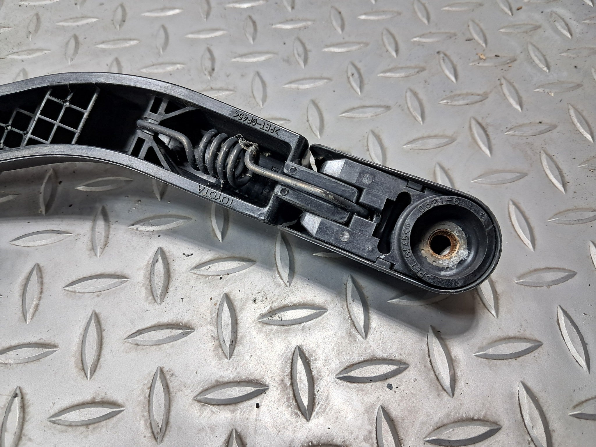 06 - 09 OEM TOYOTA PRIUS REAR TAILGATE WINDSHIELD WASHER WIPER ARM WITH BLADE