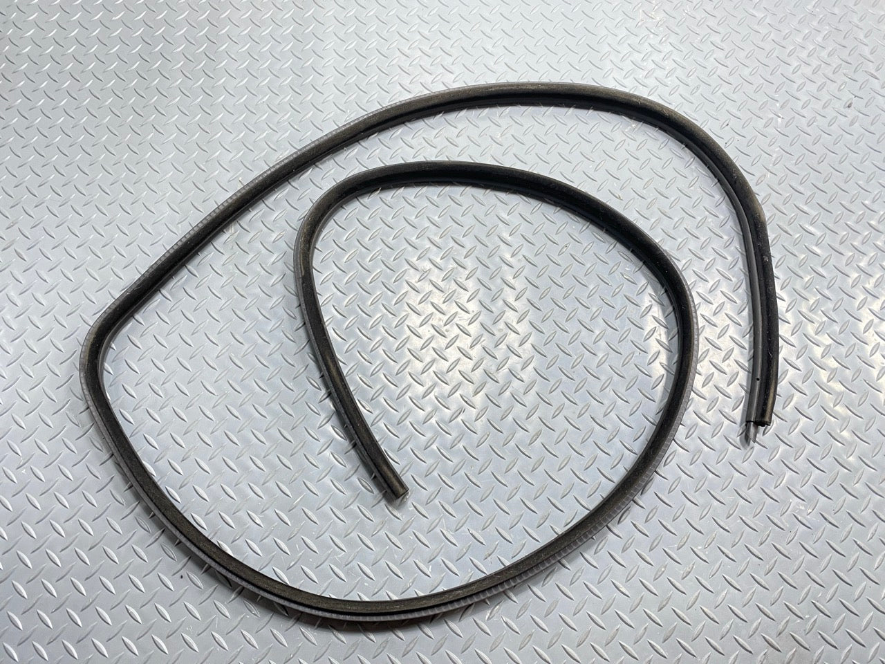 99 - 04 OEM BMW 325I FRONT RIGHT PASSENGER SIDE DOOR SEAL WEATHERSTRIP RUBBER