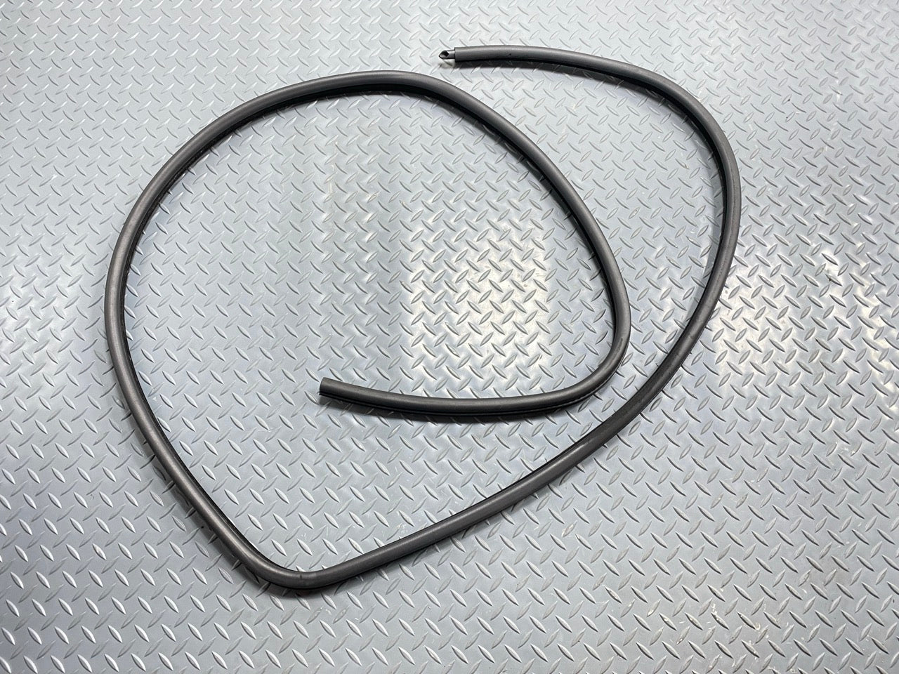 99 - 04 OEM BMW 325I FRONT RIGHT PASSENGER SIDE DOOR SEAL WEATHERSTRIP RUBBER