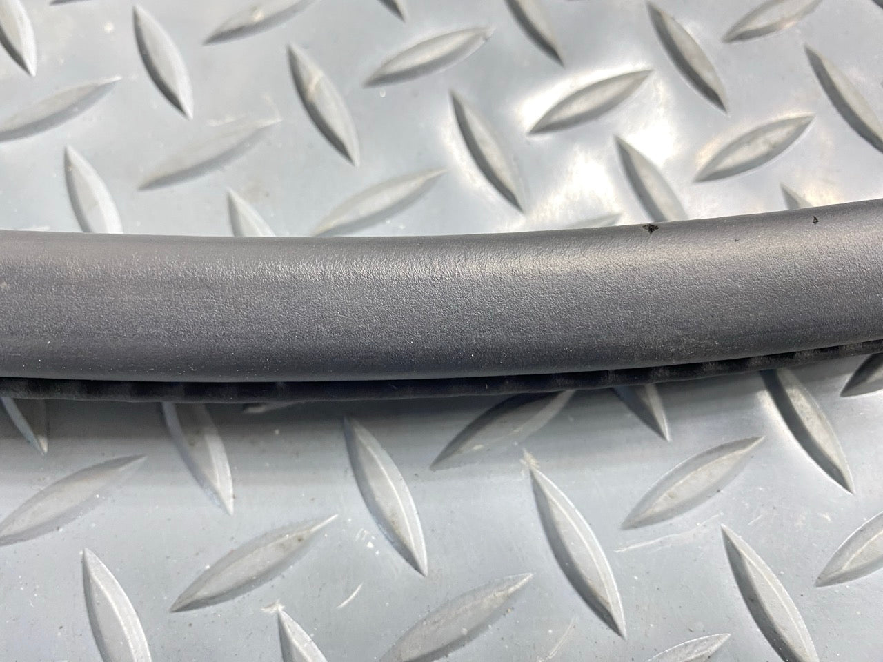99 - 04 OEM BMW 325I FRONT RIGHT PASSENGER SIDE DOOR SEAL WEATHERSTRIP RUBBER
