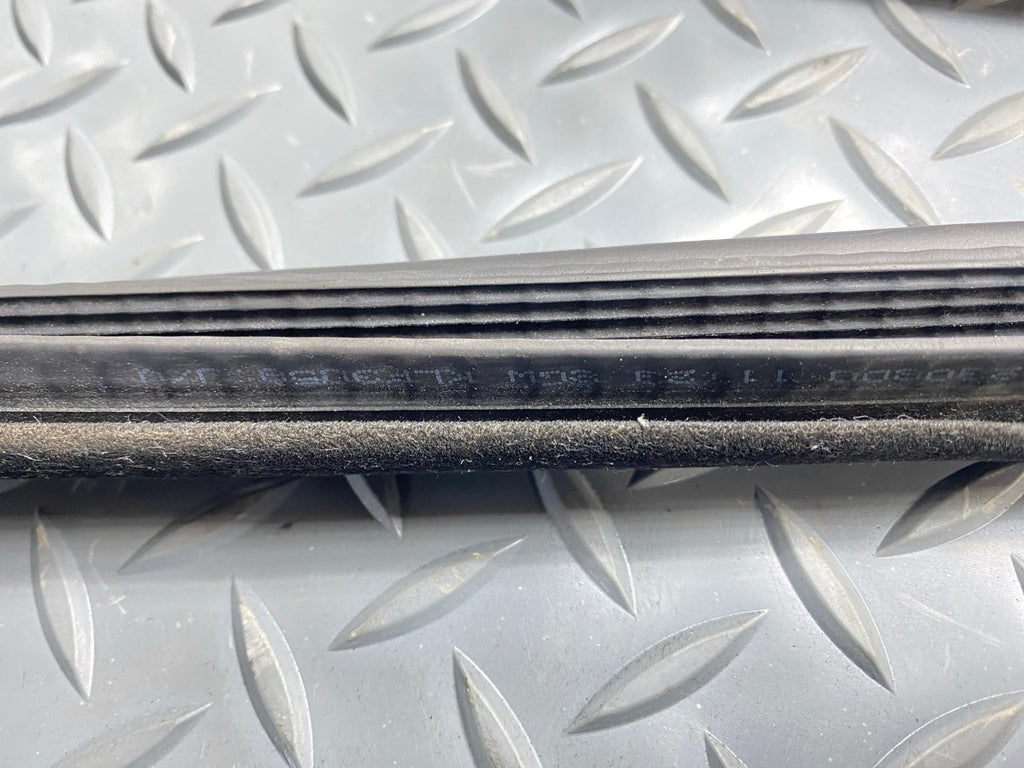 99 - 04 OEM BMW 325I FRONT RIGHT PASSENGER SIDE DOOR SEAL WEATHERSTRIP RUBBER