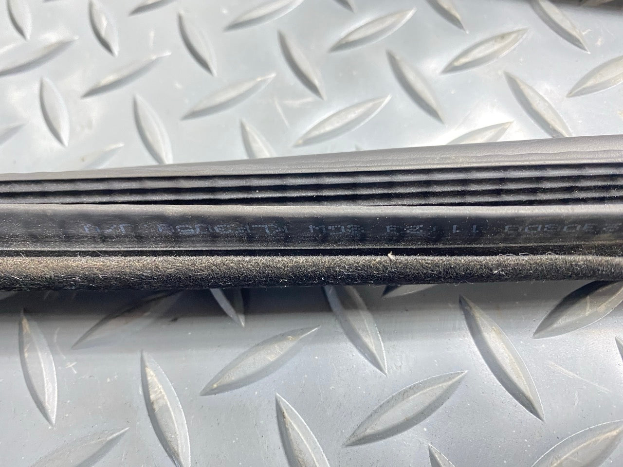 99 - 04 OEM BMW 325I FRONT RIGHT PASSENGER SIDE DOOR SEAL WEATHERSTRIP RUBBER