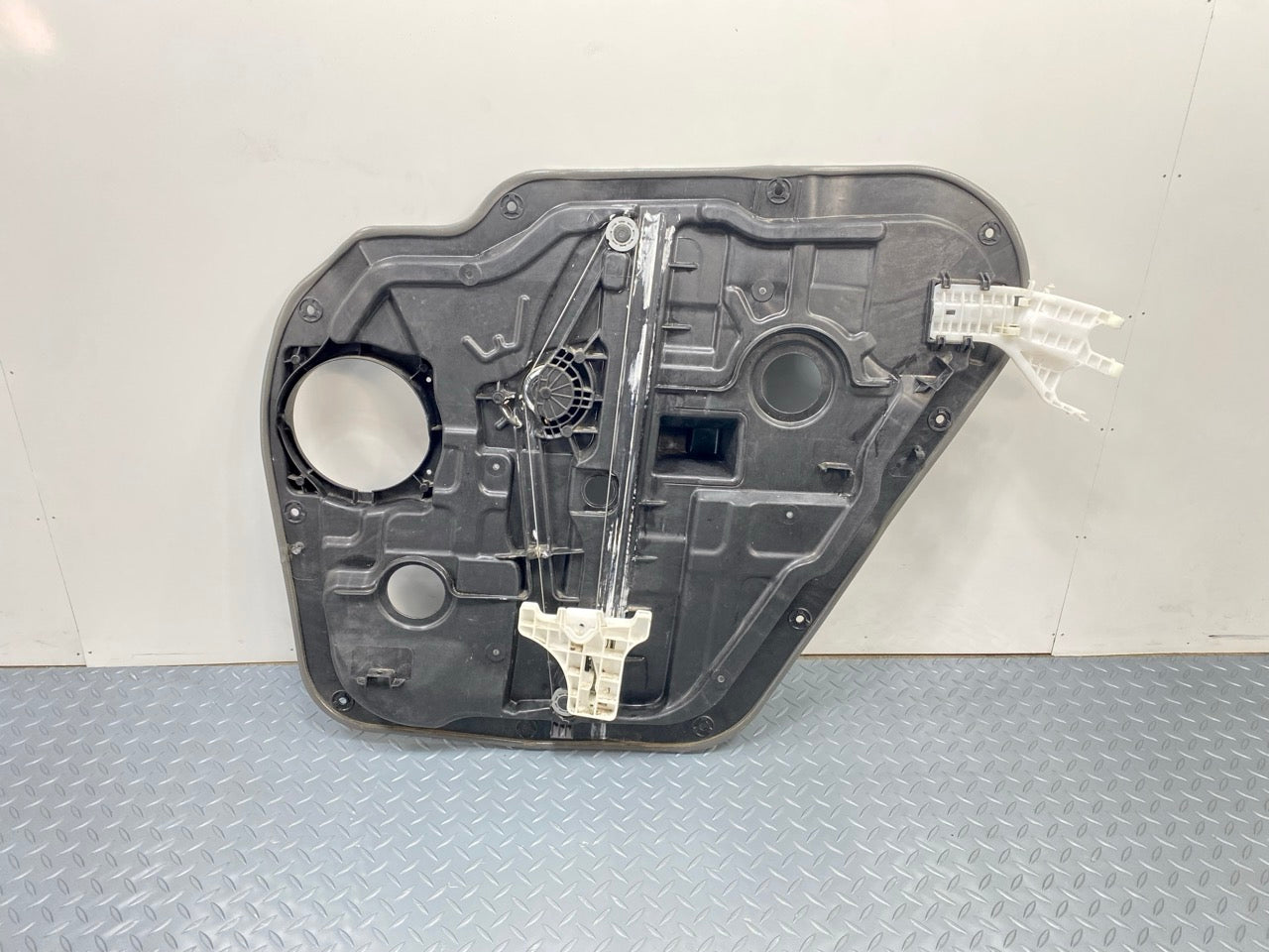 2013 - 2015 OEM HYUNDAI SANTA FE REAR LEFT SIDE DOOR WINDOW REGUALTOR PANEL