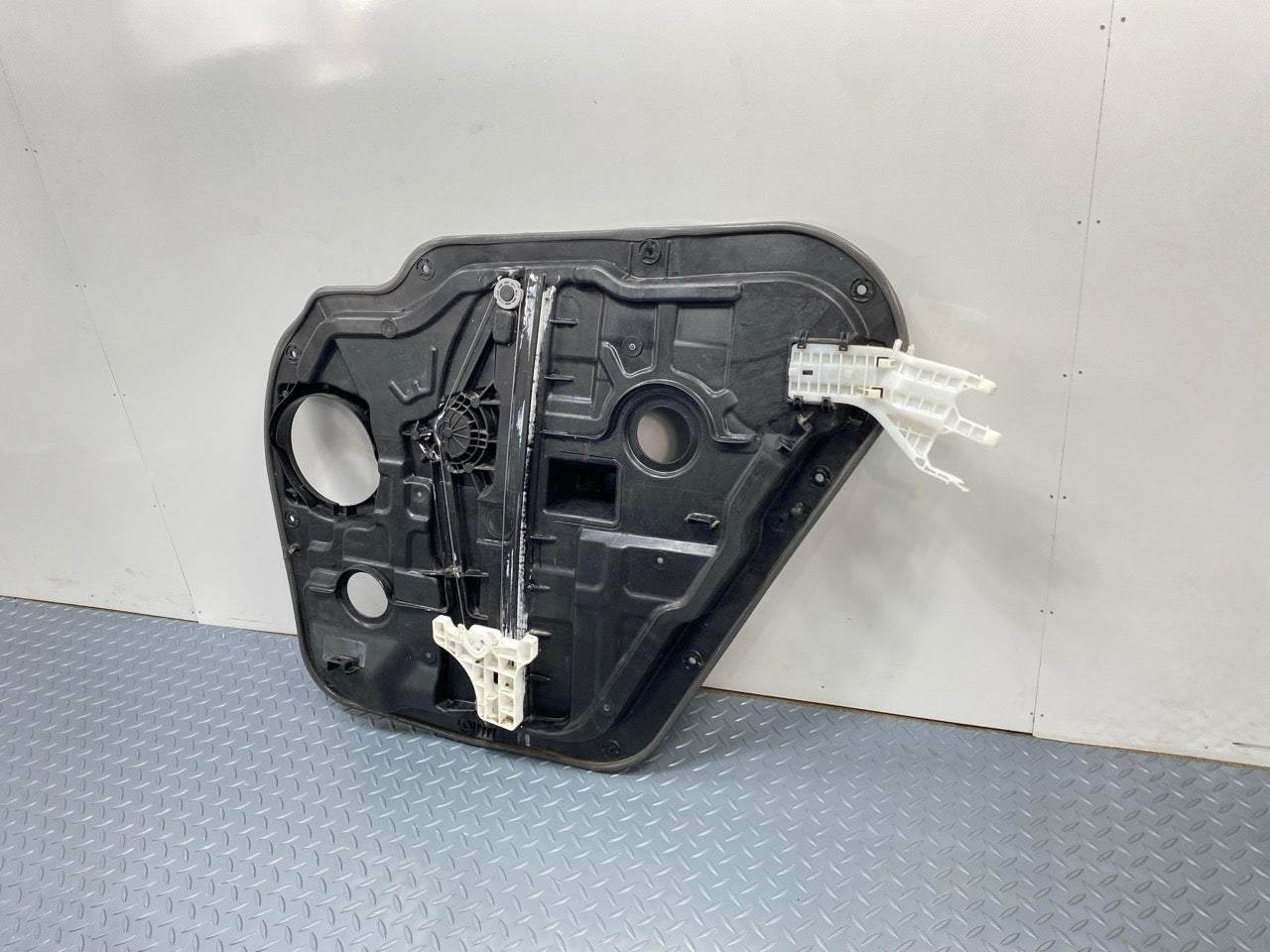 2013 - 2015 OEM HYUNDAI SANTA FE REAR LEFT SIDE DOOR WINDOW REGUALTOR PANEL