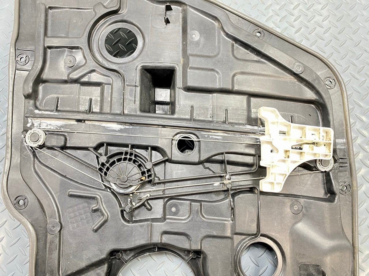 2013 - 2015 OEM HYUNDAI SANTA FE REAR LEFT SIDE DOOR WINDOW REGUALTOR PANEL