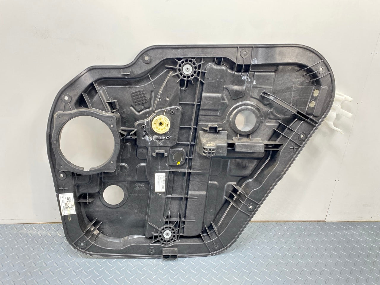 2013 - 2019 OEM HYUNDAI SANTA FE REAR RIGHT SIDE DOOR WINDOW REGUALTOR PANEL