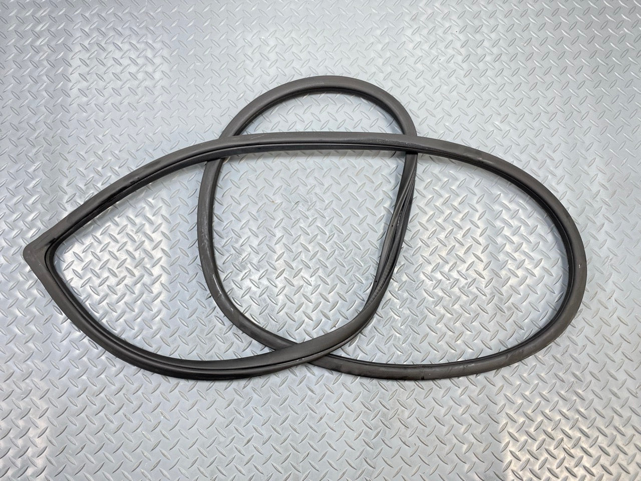 2013 - 2019 OEM HYUNDAI SANTA FE FRONT LEFT SIDE DOOR SEAL WEATHERSTRIP RUBBER
