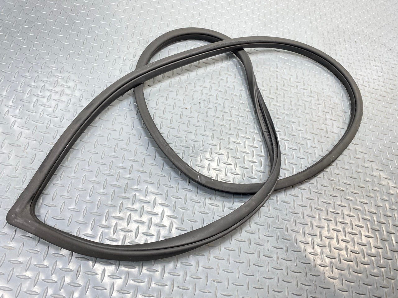 2013 - 2019 OEM HYUNDAI SANTA FE FRONT LEFT SIDE DOOR SEAL WEATHERSTRIP RUBBER