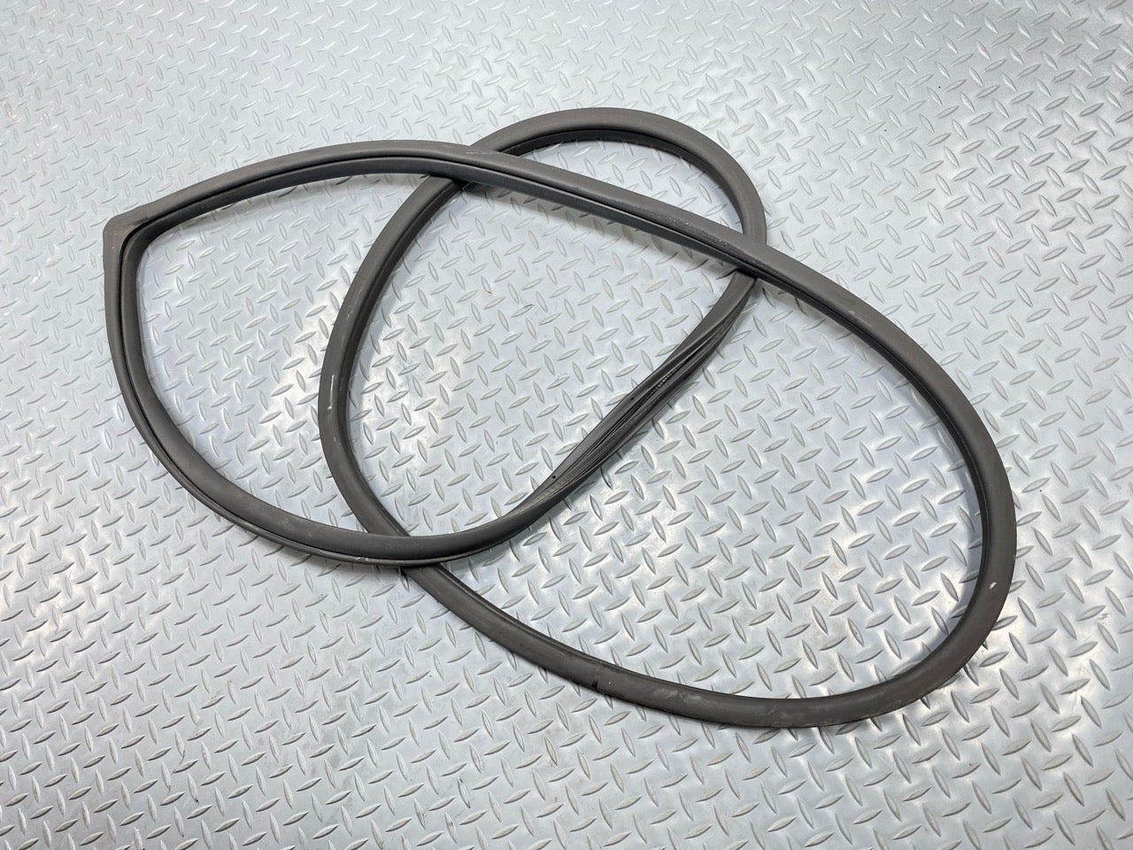 2013 - 2019 OEM HYUNDAI SANTA FE FRONT LEFT SIDE DOOR SEAL WEATHERSTRIP RUBBER