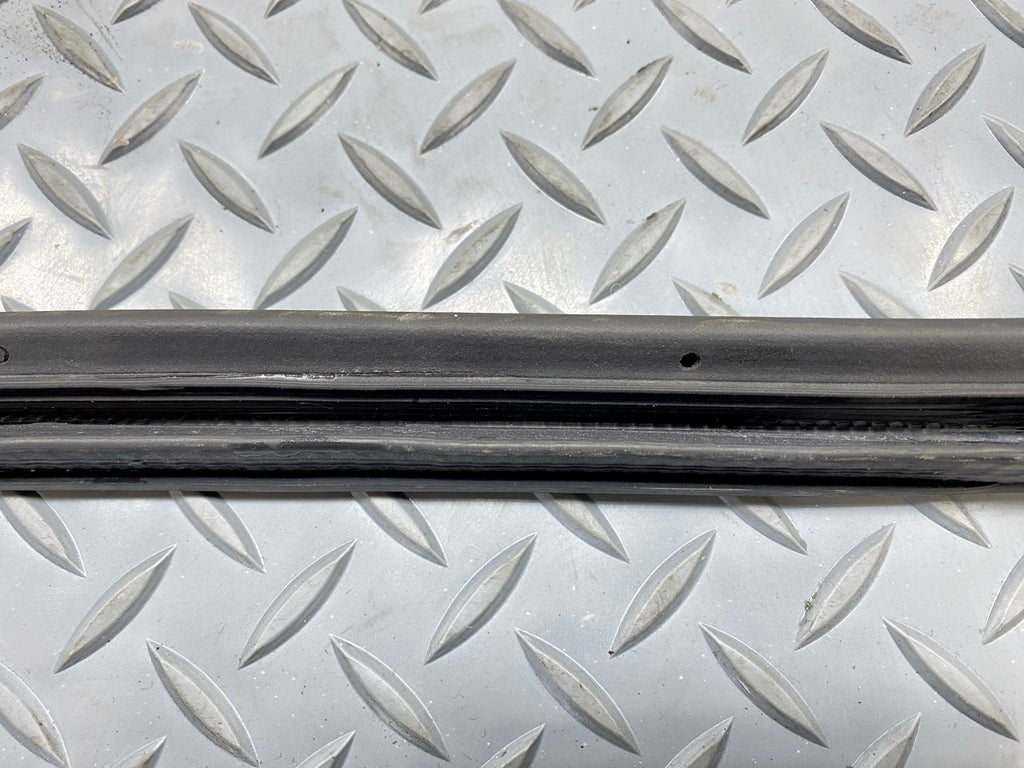 2013 - 2019 OEM HYUNDAI SANTA FE FRONT LEFT SIDE DOOR SEAL WEATHERSTRIP RUBBER