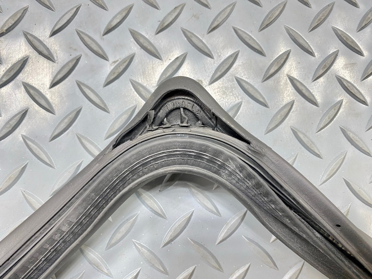 2013 - 2019 OEM HYUNDAI SANTA FE FRONT LEFT SIDE DOOR SEAL WEATHERSTRIP RUBBER
