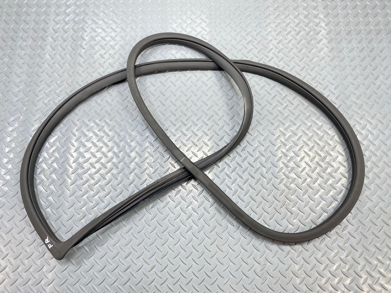 2013 - 2019 OEM HYUNDAI SANTA FE FRONT RIGHT SIDE DOOR SEAL WEATHERSTRIP RUBBER