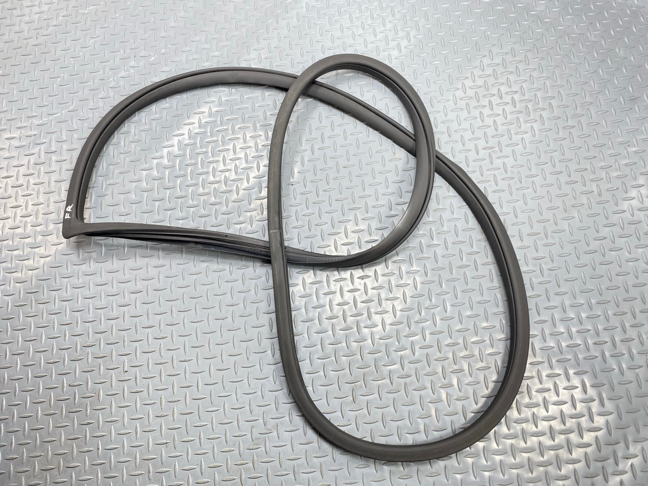 2013 - 2019 OEM HYUNDAI SANTA FE FRONT RIGHT SIDE DOOR SEAL WEATHERSTRIP RUBBER