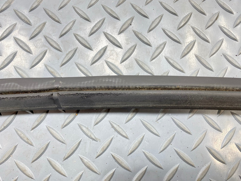 2013 - 2019 OEM HYUNDAI SANTA FE FRONT RIGHT SIDE DOOR SEAL WEATHERSTRIP RUBBER