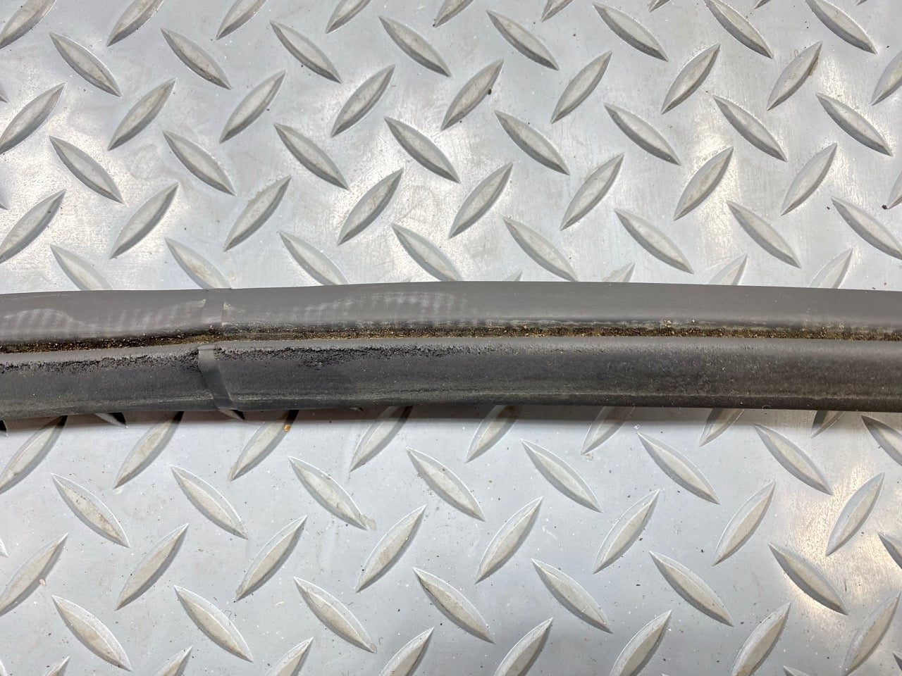 2013 - 2019 OEM HYUNDAI SANTA FE FRONT RIGHT SIDE DOOR SEAL WEATHERSTRIP RUBBER