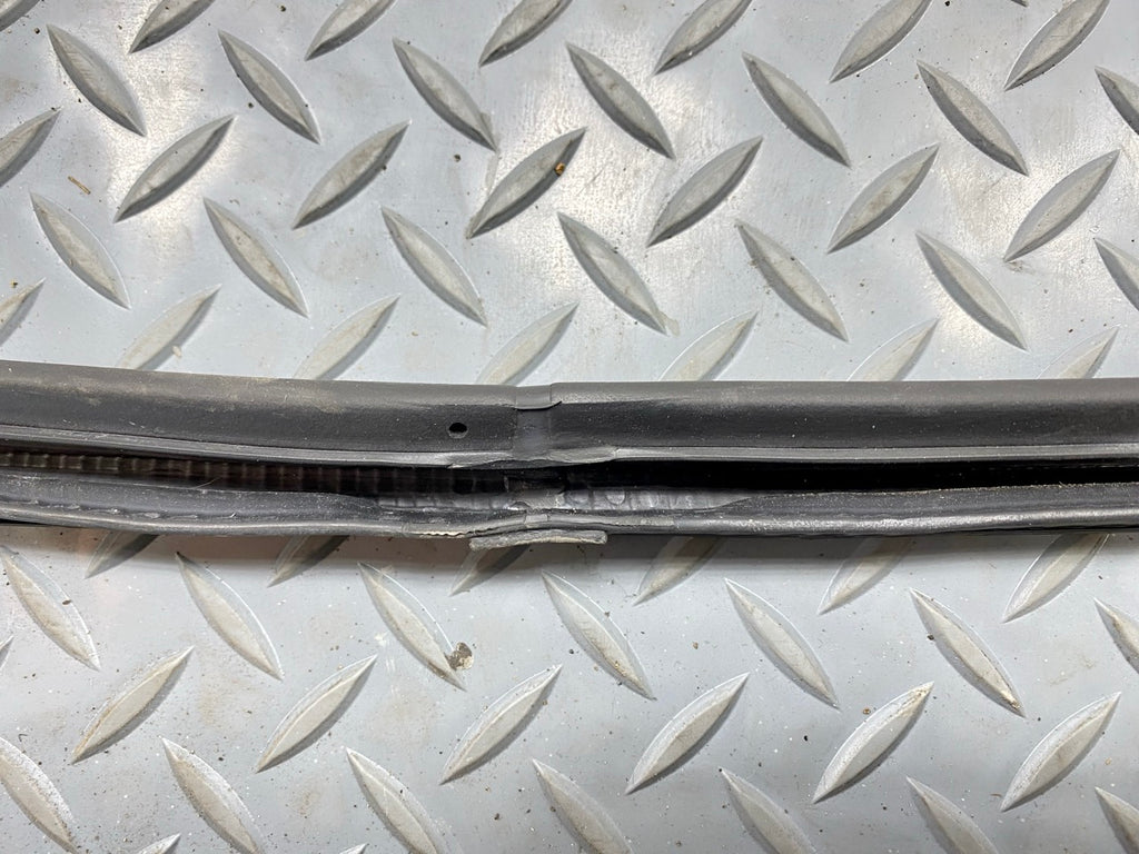 2013 - 2019 OEM HYUNDAI SANTA FE FRONT RIGHT SIDE DOOR SEAL WEATHERSTRIP RUBBER