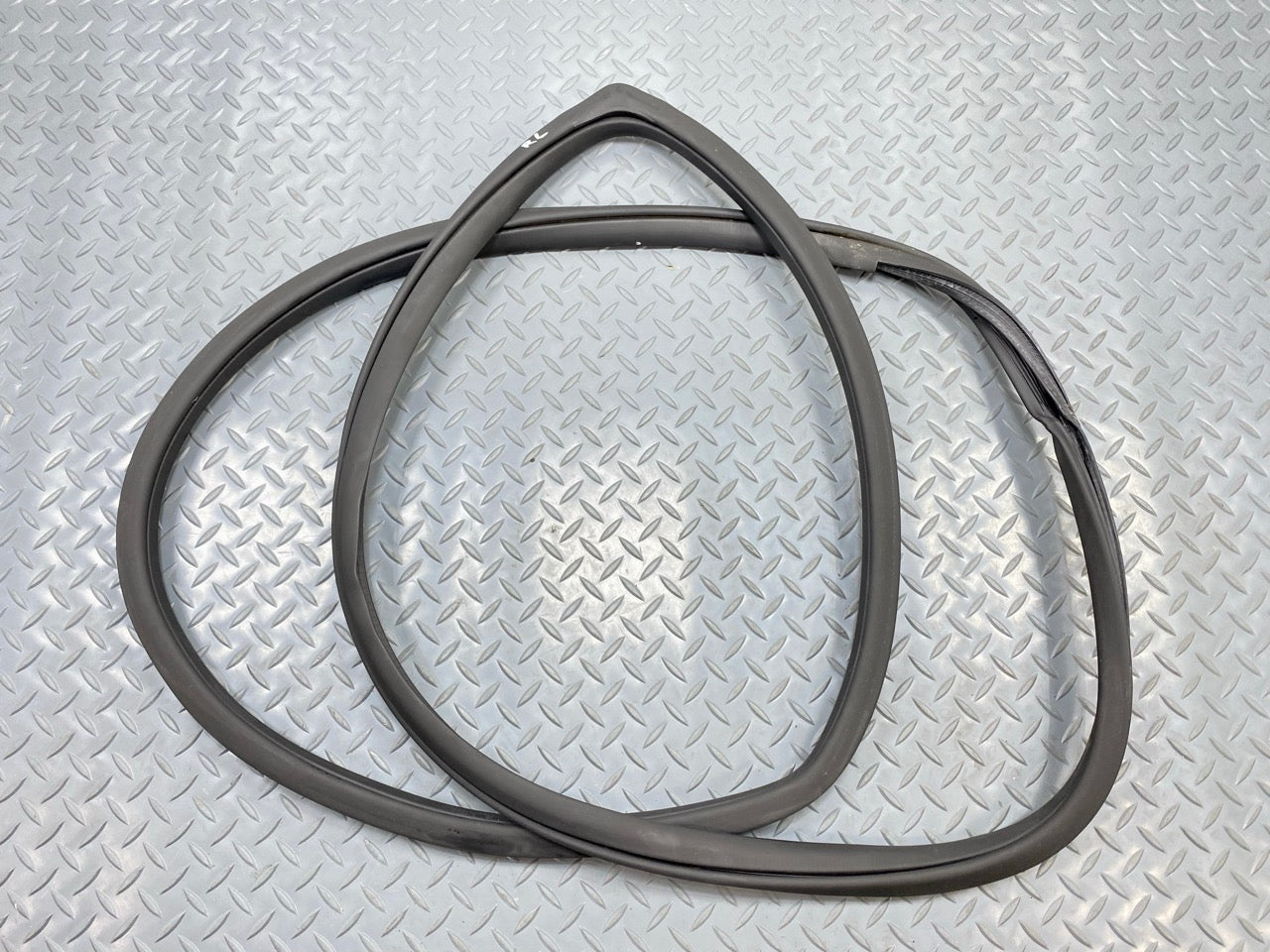 2013 - 2019 OEM HYUNDAI SANTA FE REAR LEFT SIDE DOOR SEAL WEATHERSTRIP RUBBER