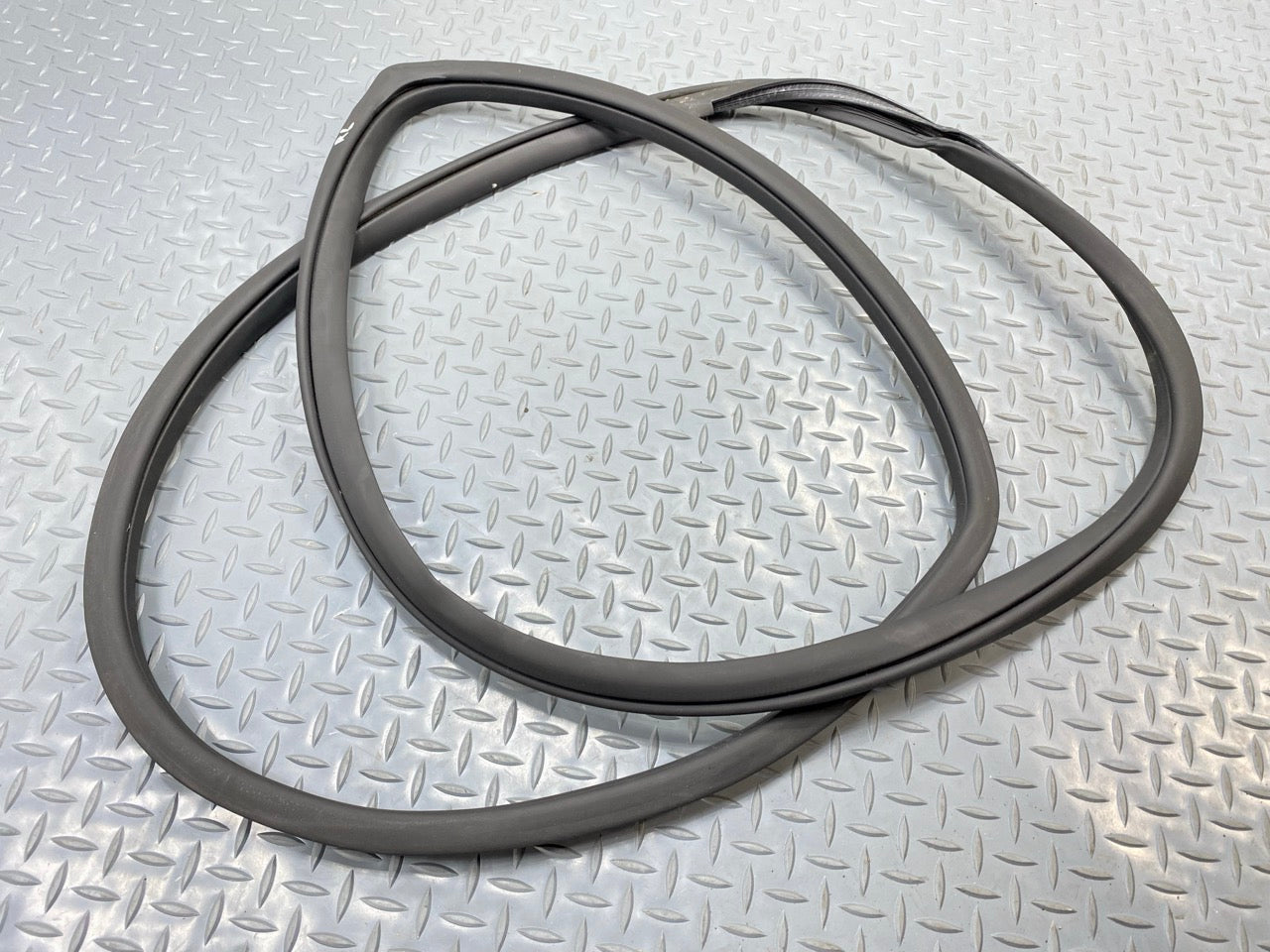 2013 - 2019 OEM HYUNDAI SANTA FE REAR LEFT SIDE DOOR SEAL WEATHERSTRIP RUBBER
