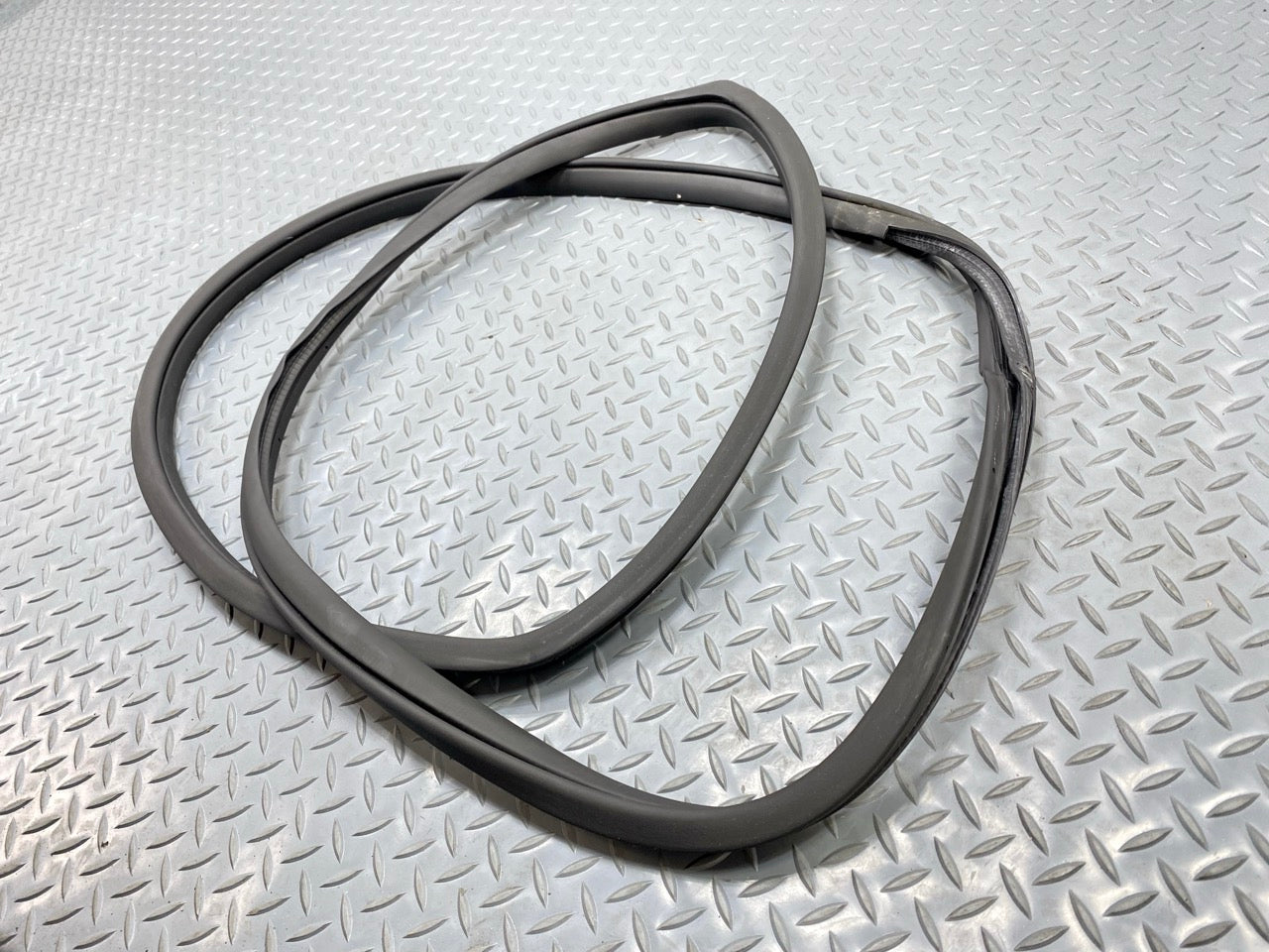 2013 - 2019 OEM HYUNDAI SANTA FE REAR LEFT SIDE DOOR SEAL WEATHERSTRIP RUBBER