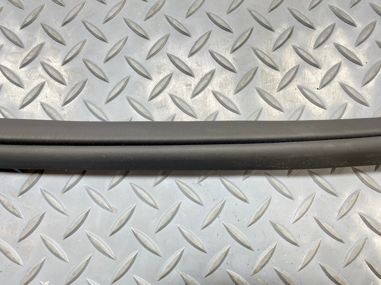 2013 - 2019 OEM HYUNDAI SANTA FE REAR LEFT SIDE DOOR SEAL WEATHERSTRIP RUBBER