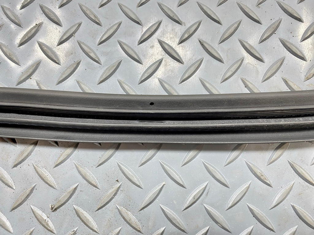 2013 - 2019 OEM HYUNDAI SANTA FE REAR LEFT SIDE DOOR SEAL WEATHERSTRIP RUBBER