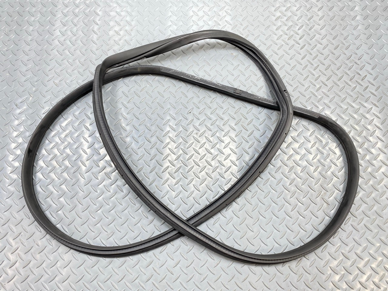 2013 - 2019 OEM HYUNDAI SANTA FE REAR RIGHT SIDE DOOR SEAL WEATHERSTRIP RUBBER
