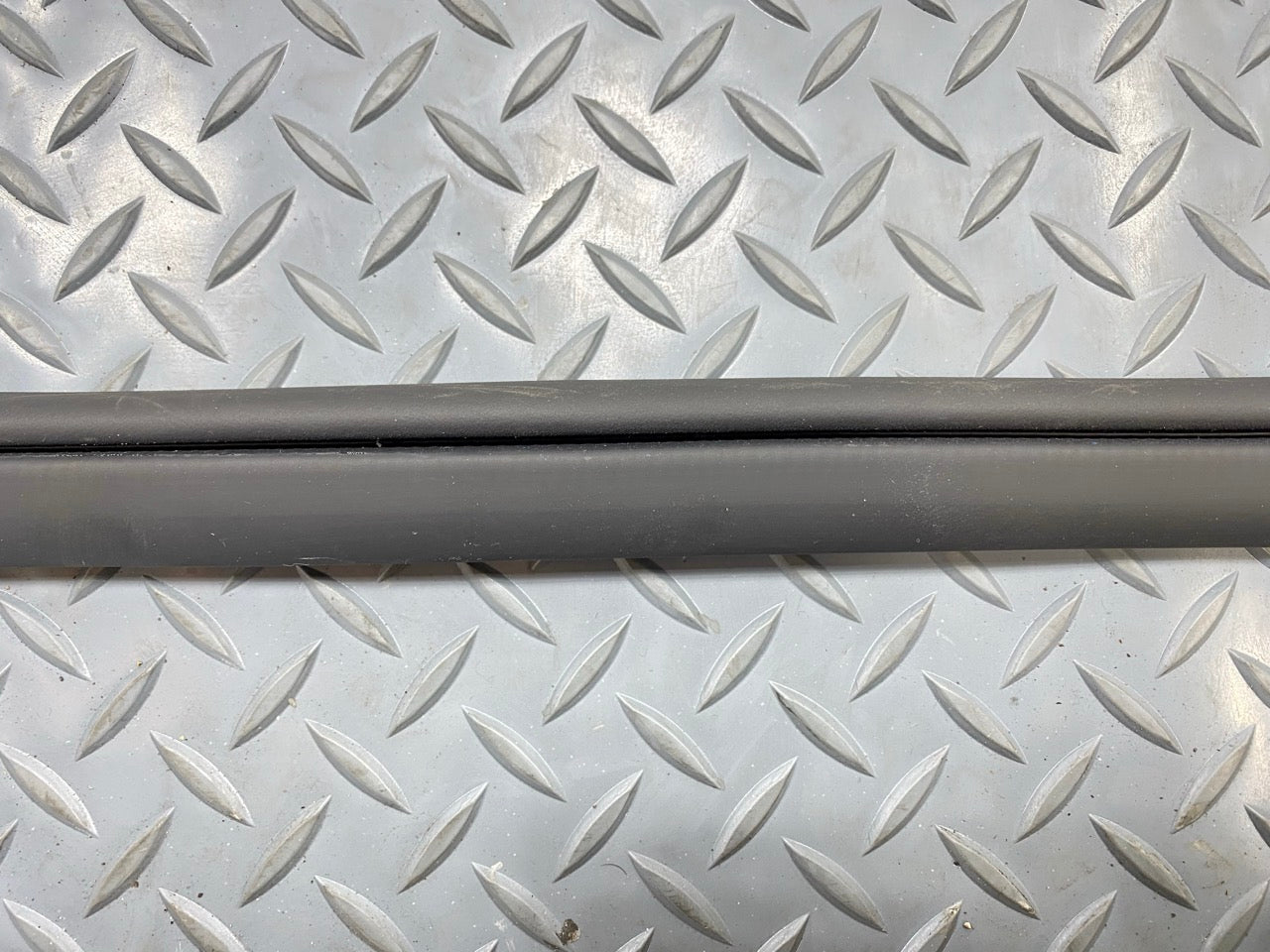 2013 - 2019 OEM HYUNDAI SANTA FE REAR RIGHT SIDE DOOR SEAL WEATHERSTRIP RUBBER