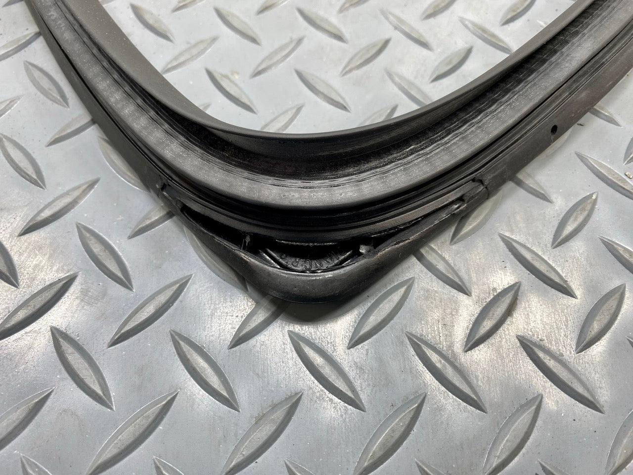 2013 - 2019 OEM HYUNDAI SANTA FE REAR RIGHT SIDE DOOR SEAL WEATHERSTRIP RUBBER