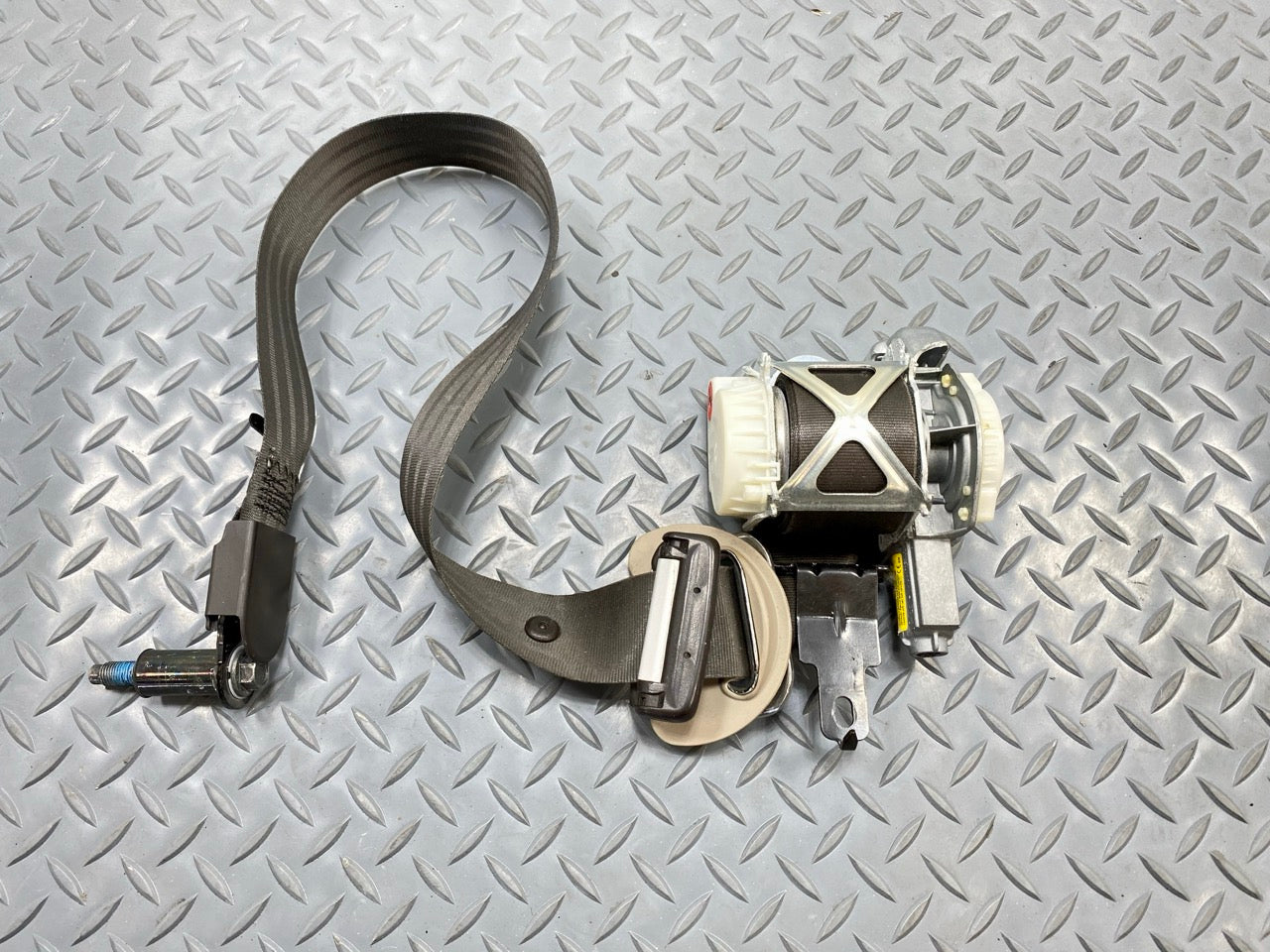 2013 - 2019 OEM HYUNDAI SANTA FE FRONT LEFT DRIVER SIDE SEAT BELT RETRACTOR