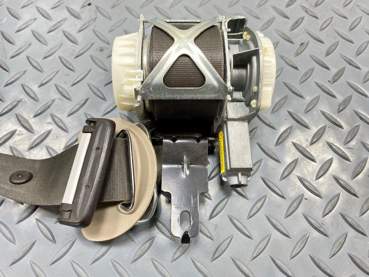2013 - 2019 OEM HYUNDAI SANTA FE FRONT LEFT DRIVER SIDE SEAT BELT RETRACTOR