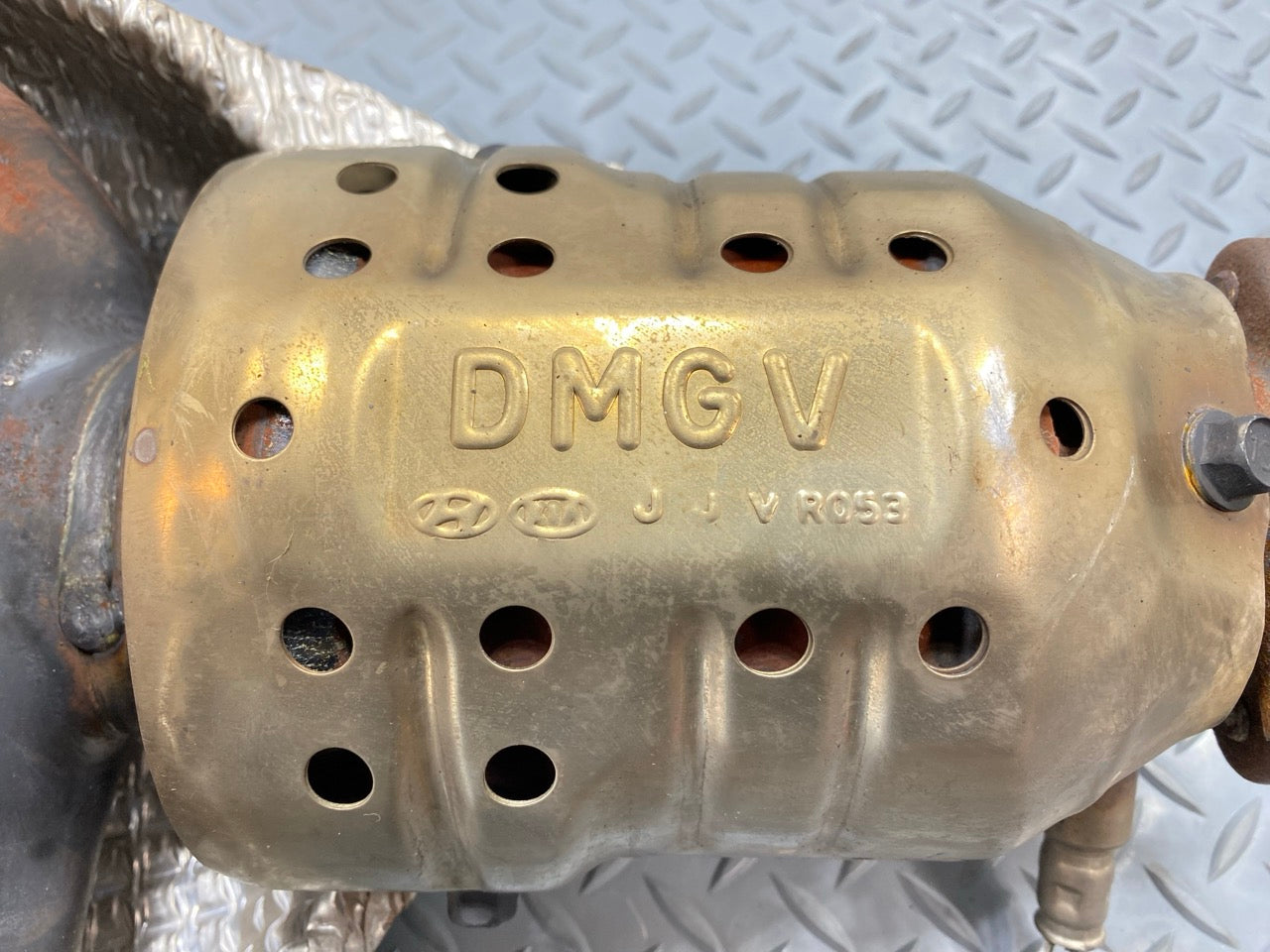 2013 - 2019 OEM HYUNDAI SANTA FE RIGHT SIDE EXHAUST MANIFOLD WITH HEAT SHIELD