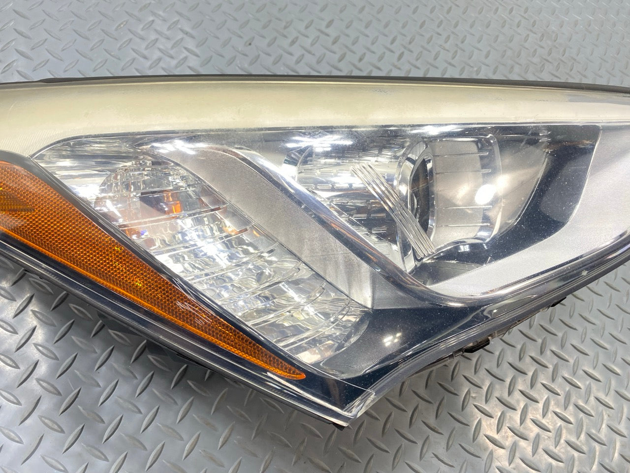 2013 - 2019 OEM HYUNDAI SANTA FE FRONT RIGHT PASSENGER SIDE HEADLAMP ASSEMBLY