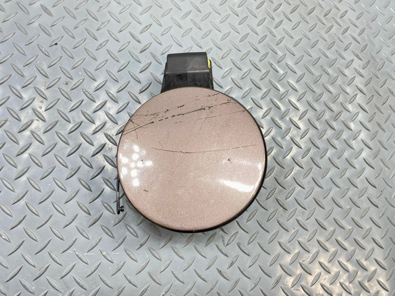 2013 - 2019 OEM HYUNDAI SANTA FE FUEL TANK GAS FILLER DOOR ASSEMBLY