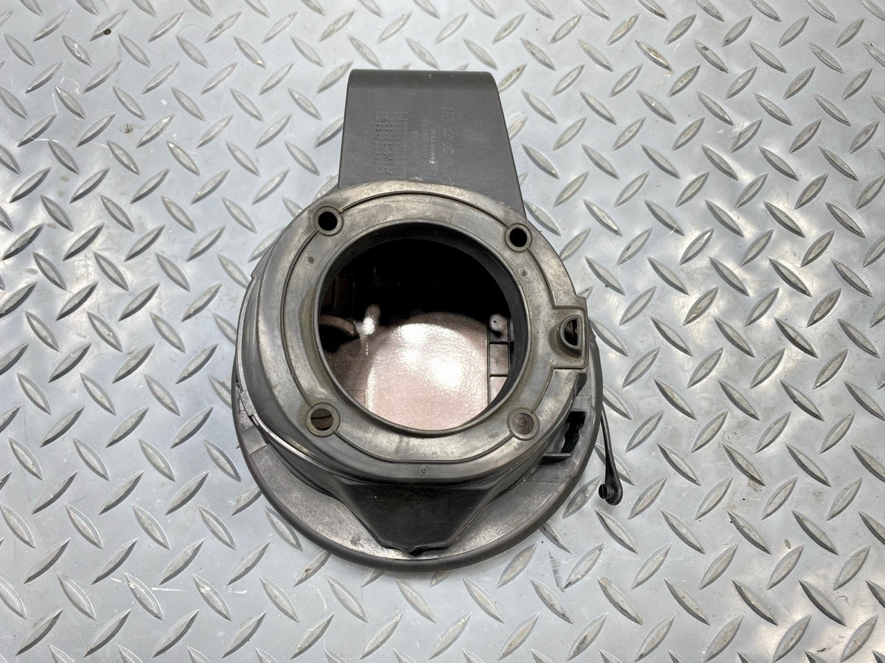 2013 - 2019 OEM HYUNDAI SANTA FE FUEL TANK GAS FILLER DOOR ASSEMBLY