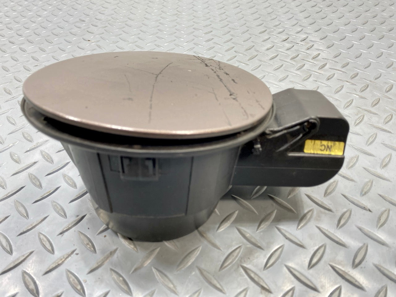 2013 - 2019 OEM HYUNDAI SANTA FE FUEL TANK GAS FILLER DOOR ASSEMBLY