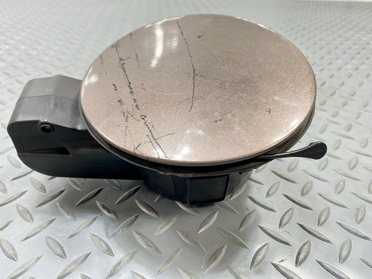 2013 - 2019 OEM HYUNDAI SANTA FE FUEL TANK GAS FILLER DOOR ASSEMBLY