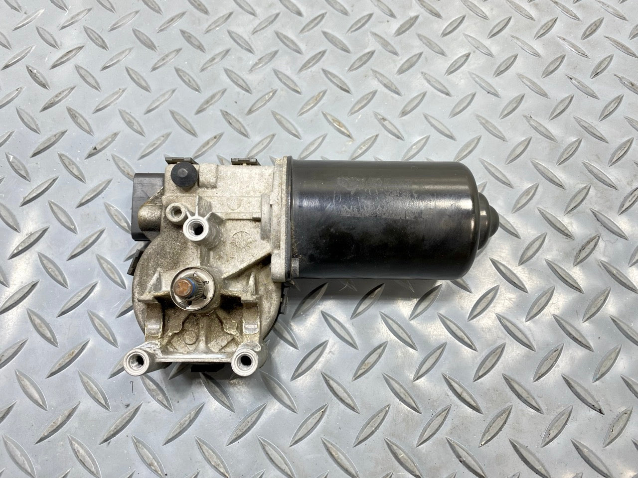 2013 - 2019 OEM HYUNDAI SANTA FE FRONT WINDSHIELD WIPER MOTOR