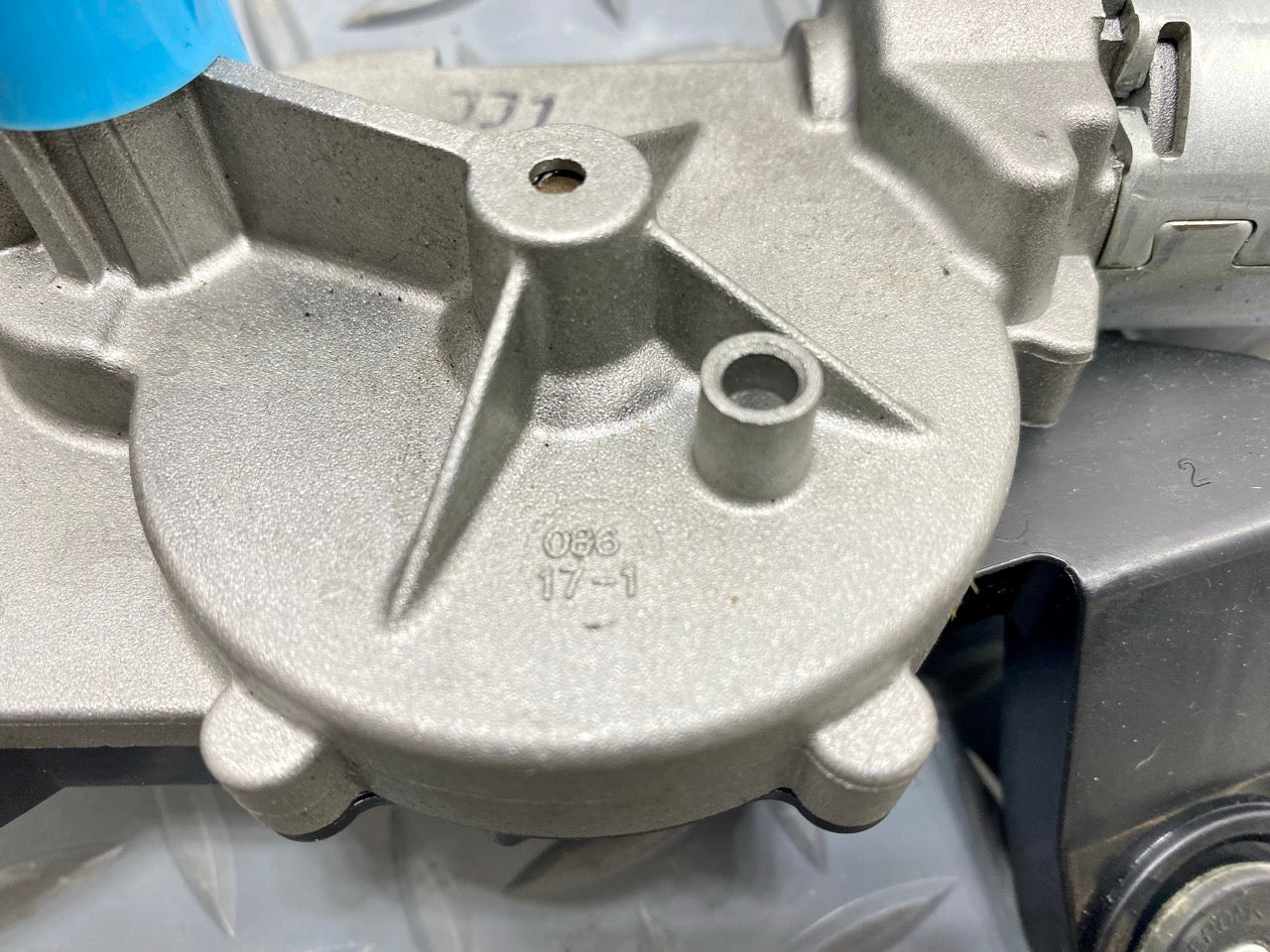 2013 - 2019 OEM HYUNDAI SANTA FE REAR WINDSHIELD WIPER MOTOR