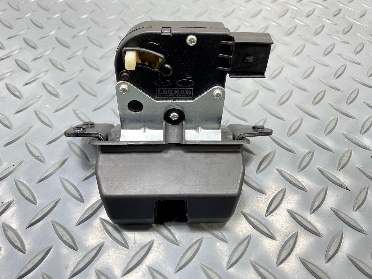2013 - 2019 OEM HYUNDAI SANTA FE REAR TRUNK TAILGATE LOCK LATCH ACTUATOR
