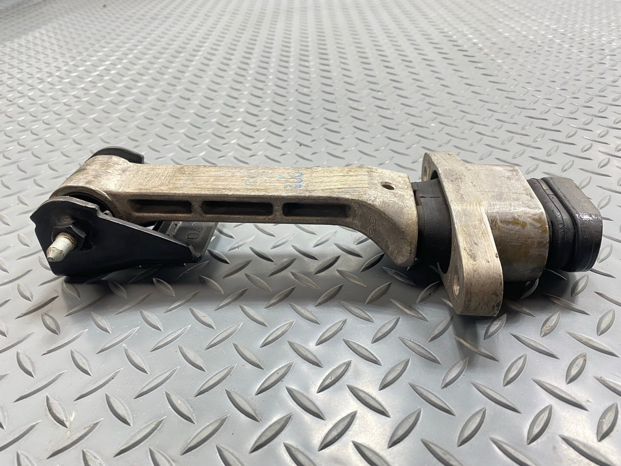 2013 - 2019 OEM HYUNDAI SANTA FE ENGINE MOUNT TORQUE STRUT ARM ROLL ROD BRACKET
