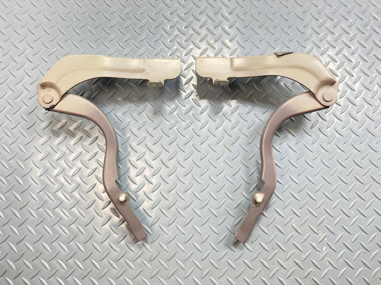 13 - 19 OEM HYUNDAI SANTA FE FRONT LEFT AND RIGHT SIDE HOOD HINGE BRACKET SET