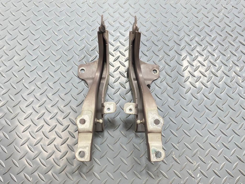 13 - 19 OEM HYUNDAI SANTA FE FRONT LEFT AND RIGHT SIDE HOOD HINGE BRACKET SET