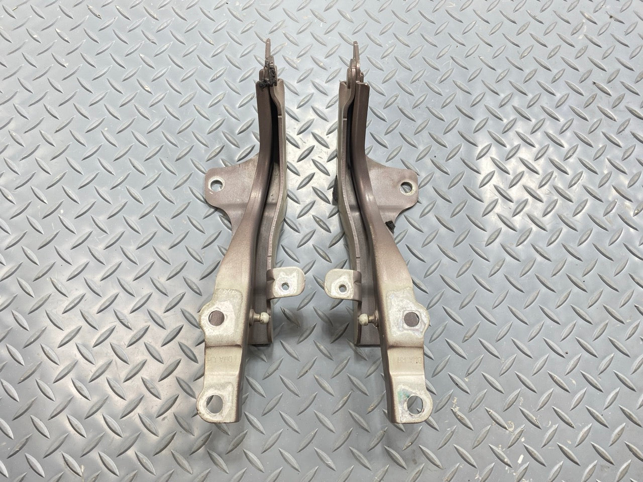 13 - 19 OEM HYUNDAI SANTA FE FRONT LEFT AND RIGHT SIDE HOOD HINGE BRACKET SET