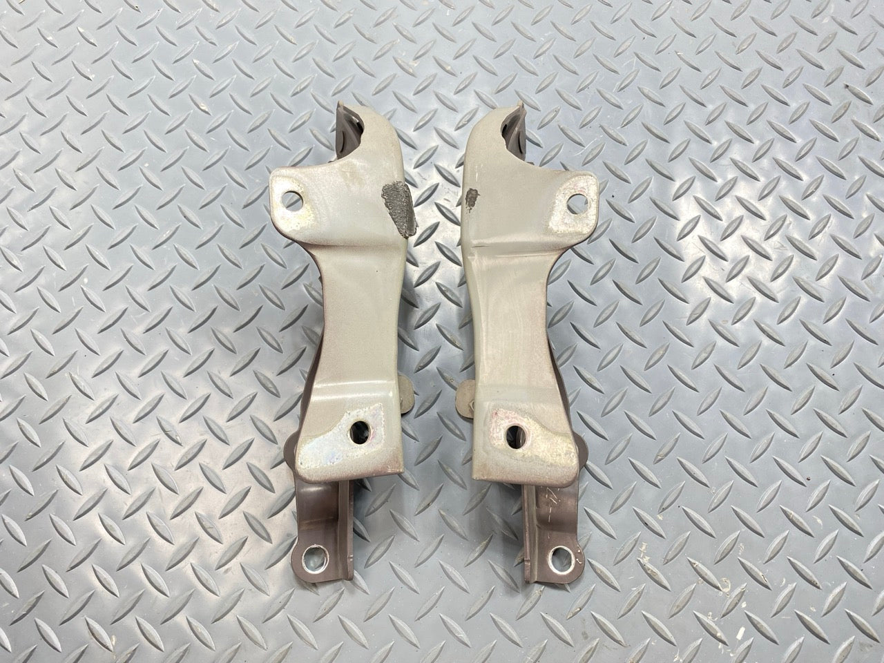 13 - 19 OEM HYUNDAI SANTA FE FRONT LEFT AND RIGHT SIDE HOOD HINGE BRACKET SET