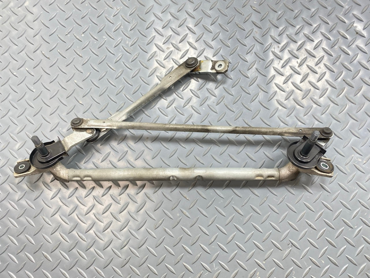 2013 - 2019 OEM HYUNDAI SANTA FE FRONT WINDSHIELD WIPER TRANSMISSION LINKAGE
