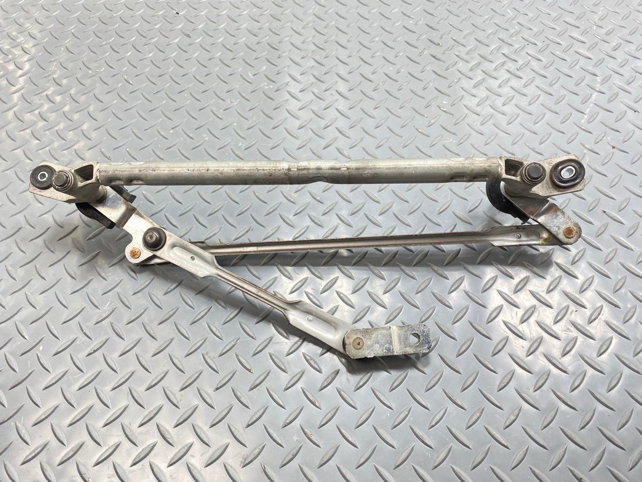2013 - 2019 OEM HYUNDAI SANTA FE FRONT WINDSHIELD WIPER TRANSMISSION LINKAGE
