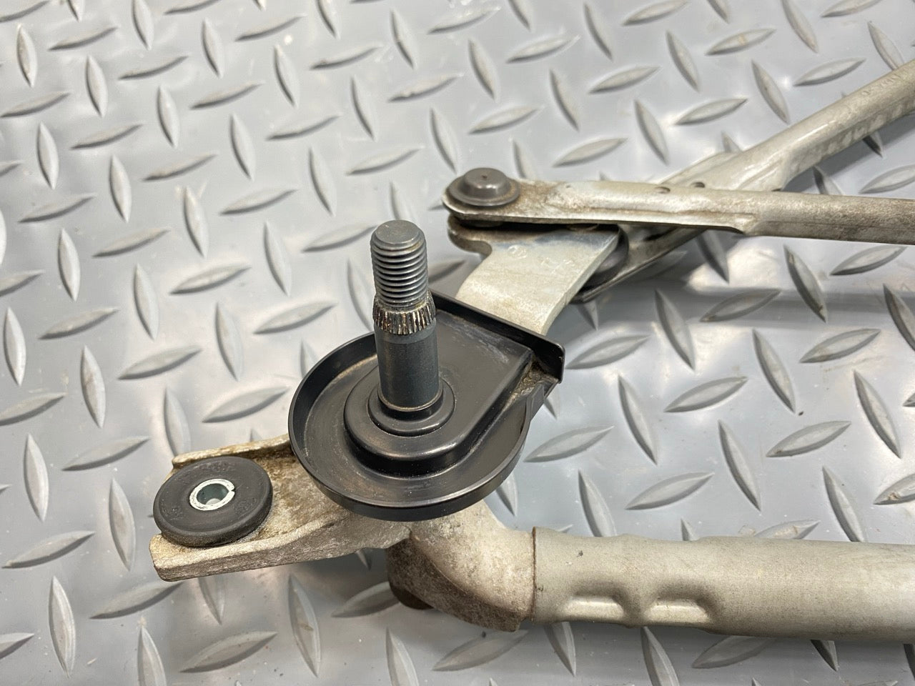 2013 - 2019 OEM HYUNDAI SANTA FE FRONT WINDSHIELD WIPER TRANSMISSION LINKAGE