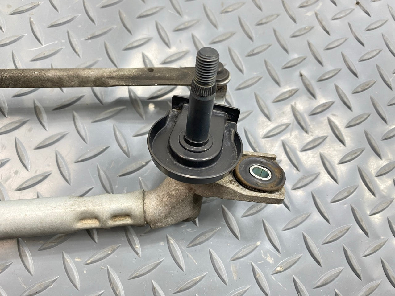 2013 - 2019 OEM HYUNDAI SANTA FE FRONT WINDSHIELD WIPER TRANSMISSION LINKAGE