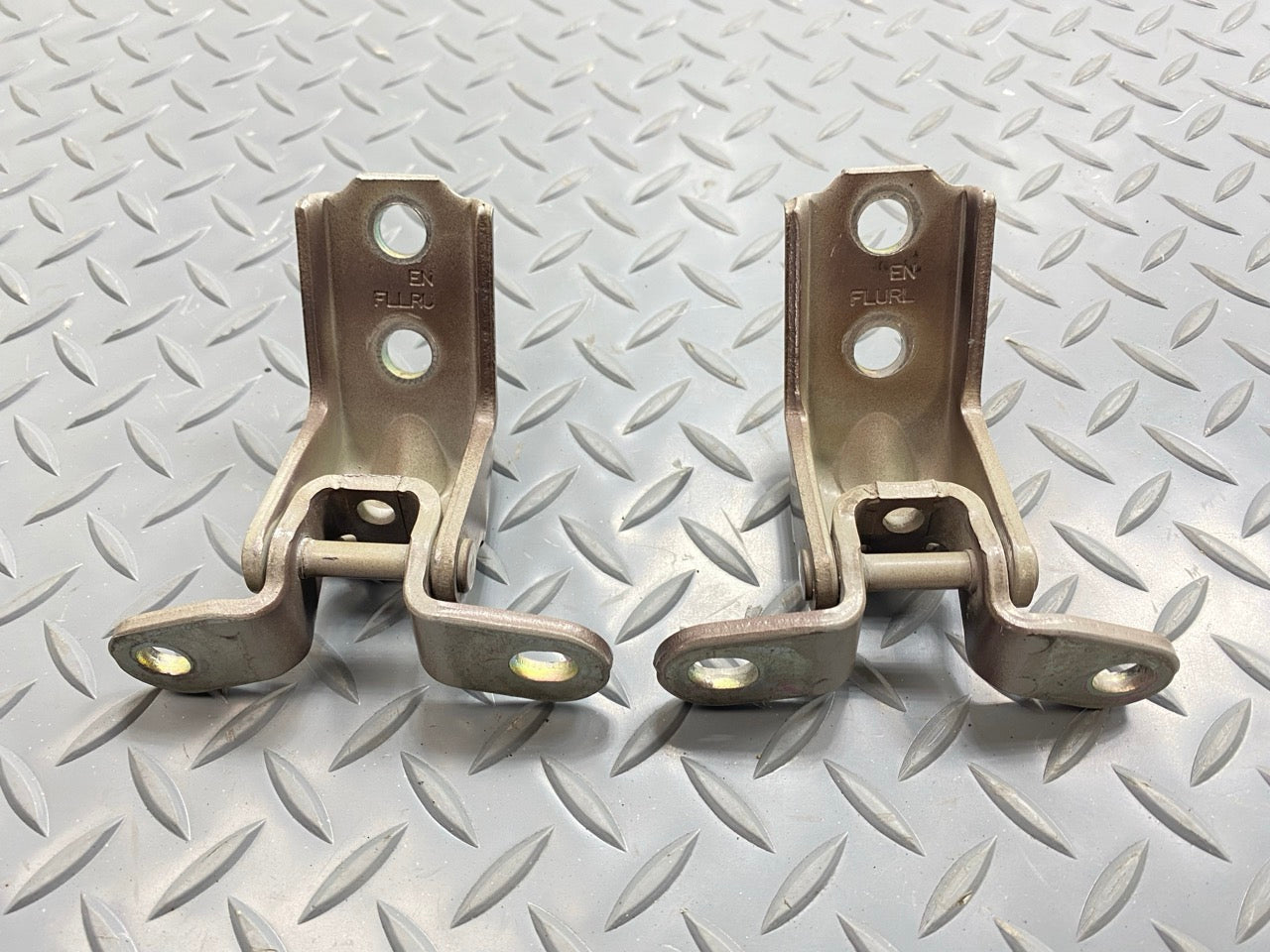 2013 - 2019 OEM HYUNDAI SANTA FE FRONT RIGHT SIDE UPPER AND LOWER DOOR HINGE SET