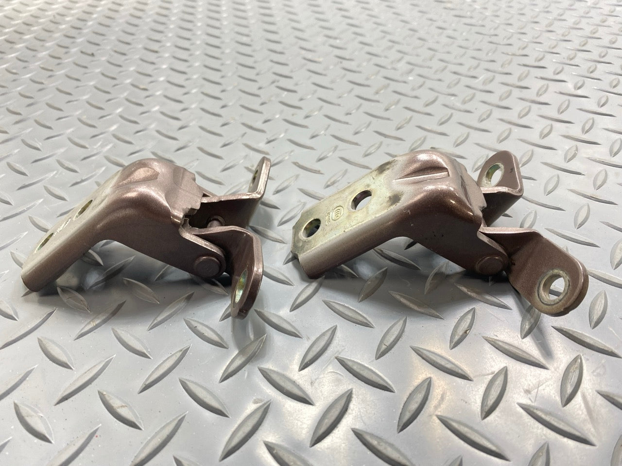 2013 - 2019 OEM HYUNDAI SANTA FE FRONT RIGHT SIDE UPPER AND LOWER DOOR HINGE SET